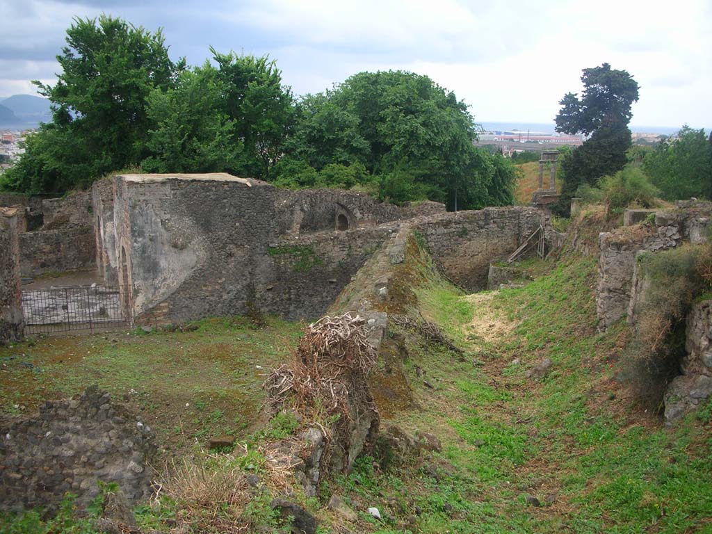 VI.1.1 Pompeii. May 2010. 
Looking west along City Walls towards north end of Herculaneum Gate, centre right. Photo courtesy of Ivo van der Graaff.
