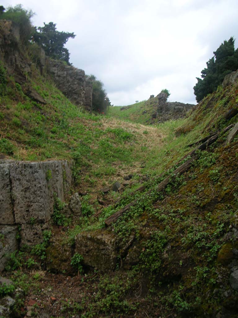 City Wall in north-west corner, Pompeii. May 2010. 
Looking east along line of top of City Wall, continuation from above photo. Photo courtesy of Ivo van der Graaff.
