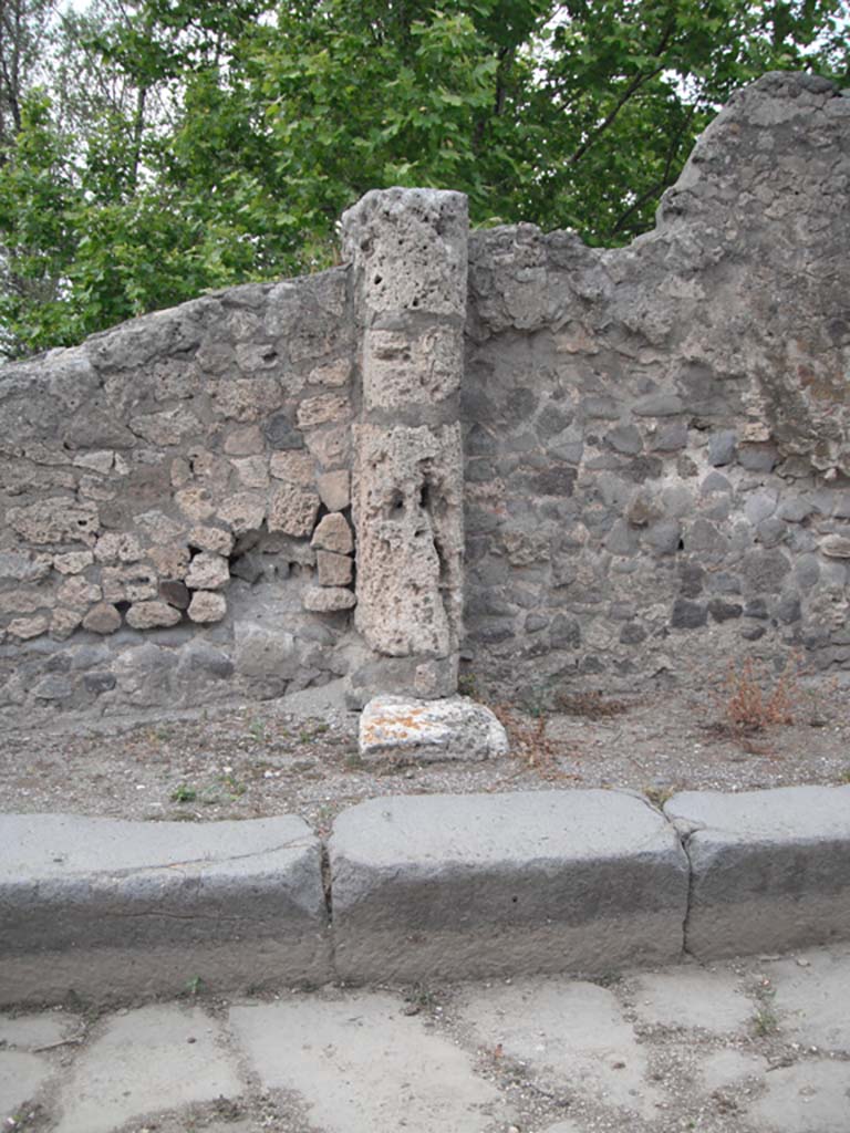Vicolo dei Soprastanti, Pompeii. June 2012. 
Detail of column at west end of the six travertine Doric columns. Photo courtesy of Ivo van der Graaff.
