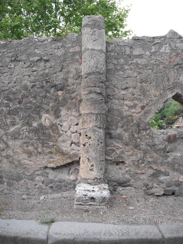 Vicolo dei Soprastanti, Pompeii. June 2012. 
Detail of 3rdd column at west end of the six travertine Doric columns. Photo courtesy of Ivo van der Graaff.
