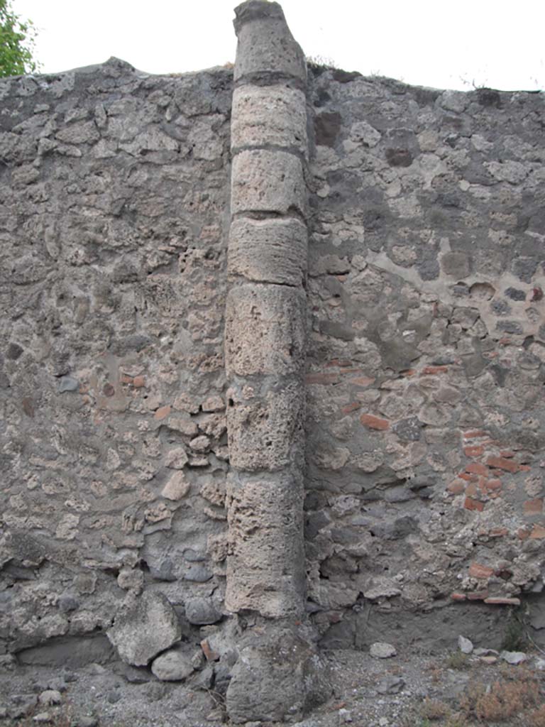 Vicolo dei Soprastanti, Pompeii. June 2012. 
Detail of 5th column of the six travertine Doric columns. Photo courtesy of Ivo van der Graaff.
