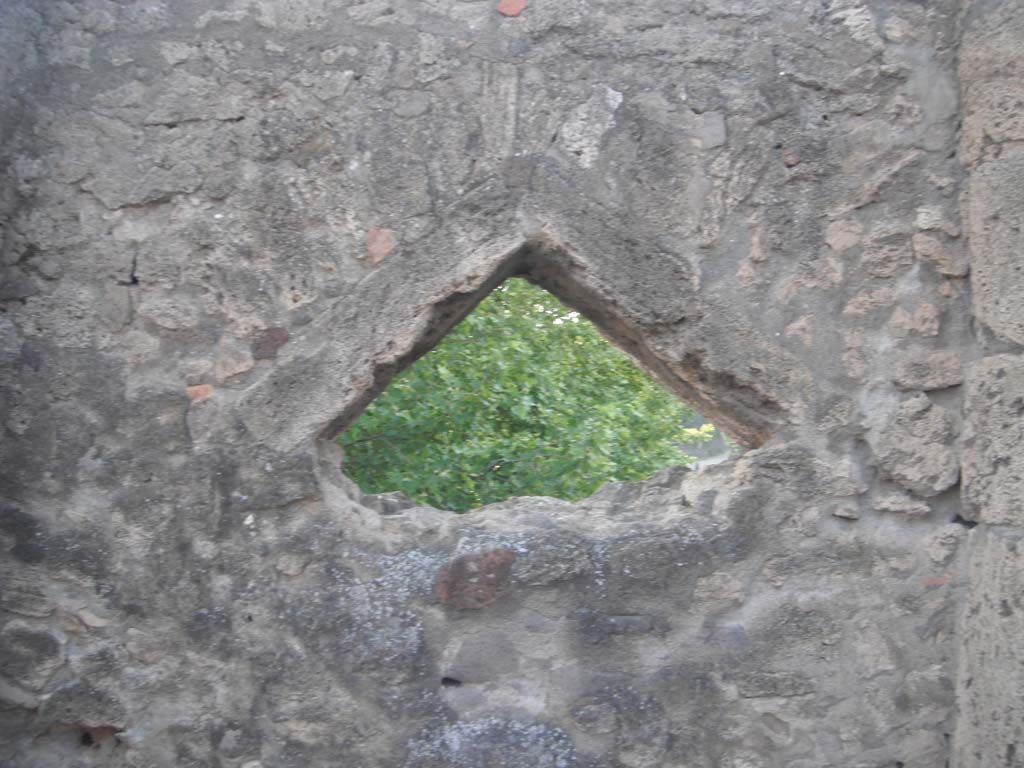 Vicolo dei Soprastanti, Pompeii. May 2011. Detail of triangular peephole. Photo courtesy of Ivo van der Graaff.