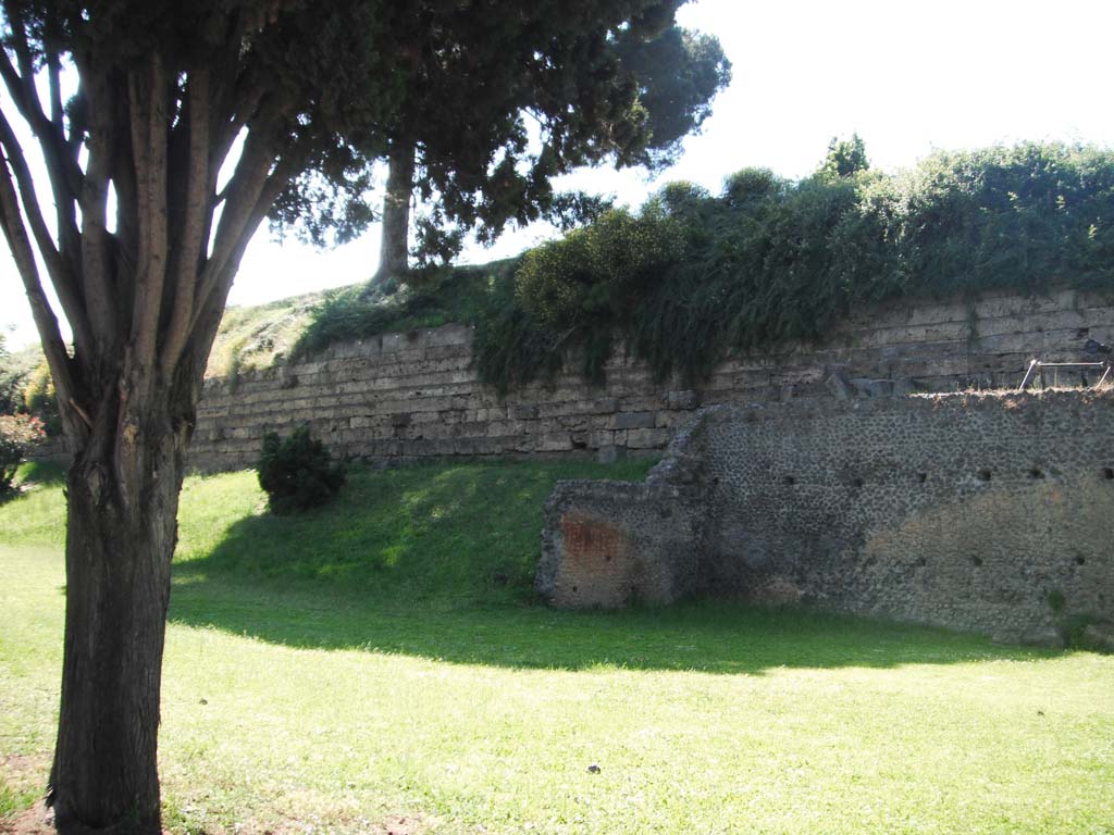 City Walls on south side, Pompeii. May 2010. 
Looking north towards wall on west side of Nocera Gate. Photo courtesy of Ivo van der Graaff.
