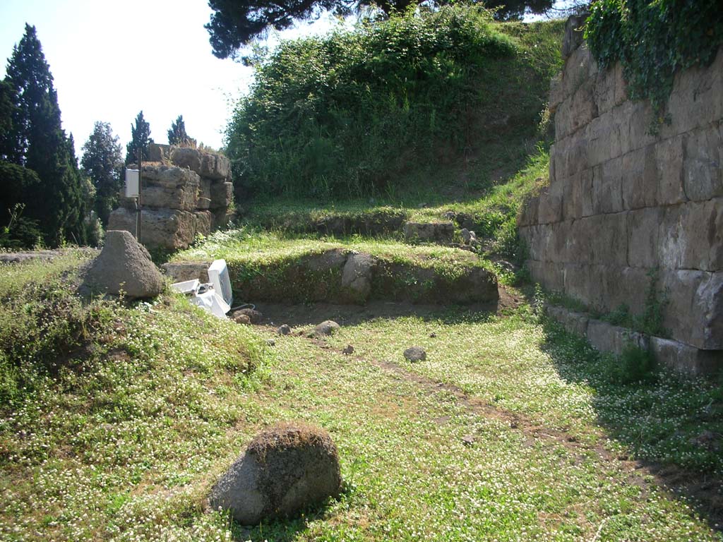 Porta Nocera, Pompeii. May 2010. Looking west towards outer and inner City Wall. Photo courtesy of Ivo van der Graaff.