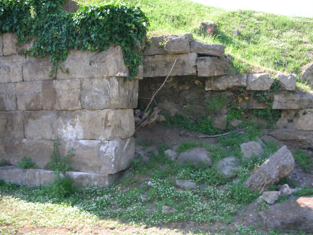 Porta Nocera, Pompeii. May 2010. Detail of outer and inner wall on south-west side of Gate. Photo courtesy of Ivo van der Graaff.

