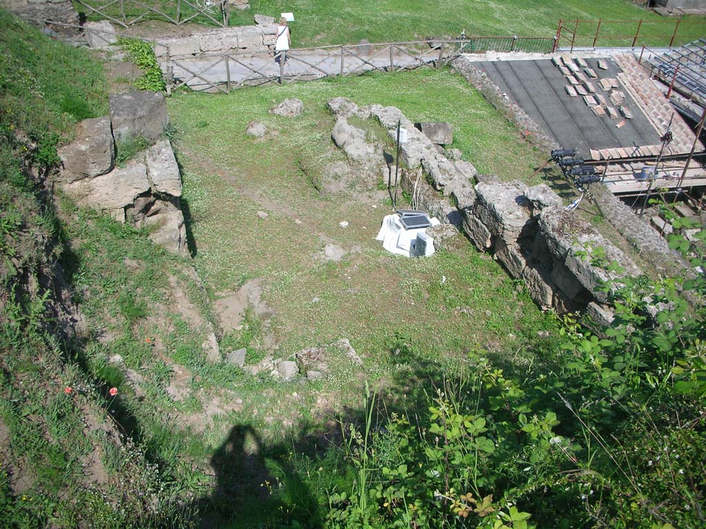 Porta Nocera, Pompeii. May 2010. Looking down and east towards area of city wall on west side. Photo courtesy of Ivo van der Graaff.