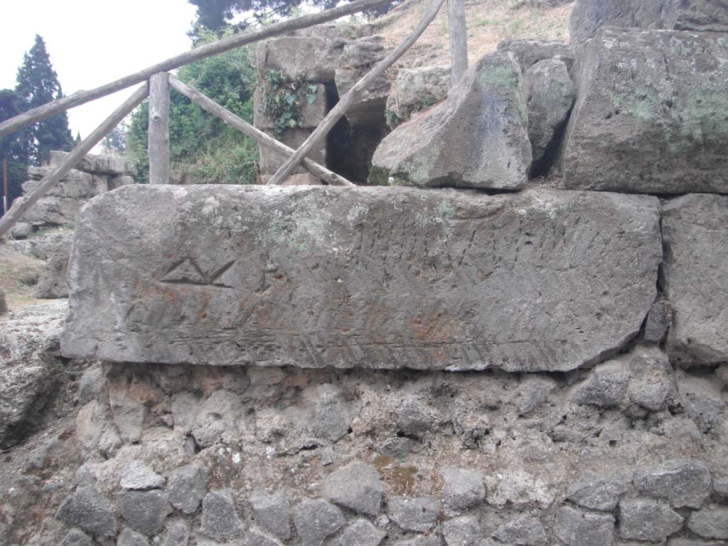Porta Nocera, Pompeii. May 2011. Detail of mason’s marks on west side of Gate. Photo courtesy of Ivo van der Graaff.