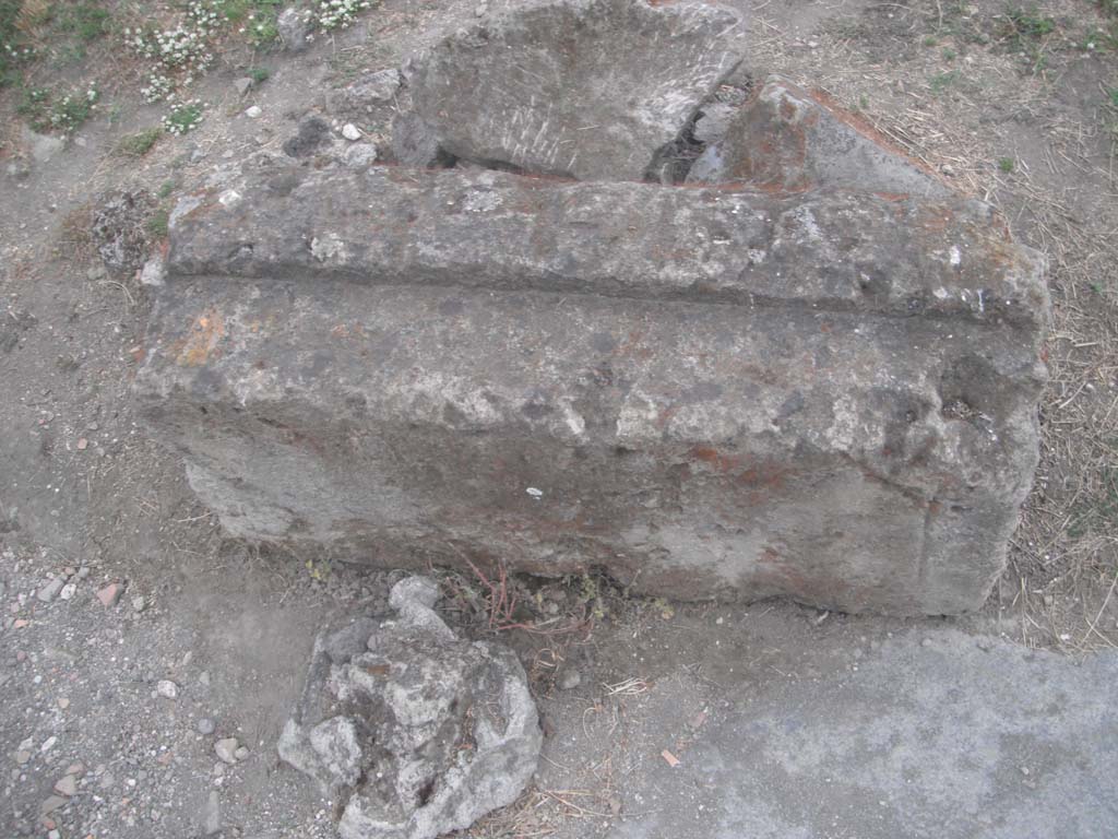 Porta Nocera, Pompeii. May 2011. Detail of Merlon capping stone. Photo courtesy of Ivo van der Graaff.

