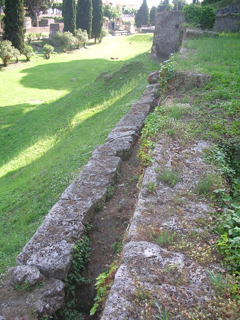 Walls on east side of Tower III, Pompeii. May 2010. 
Looking west along top of wall towards Tower. Photo courtesy of Ivo van der Graaff.
