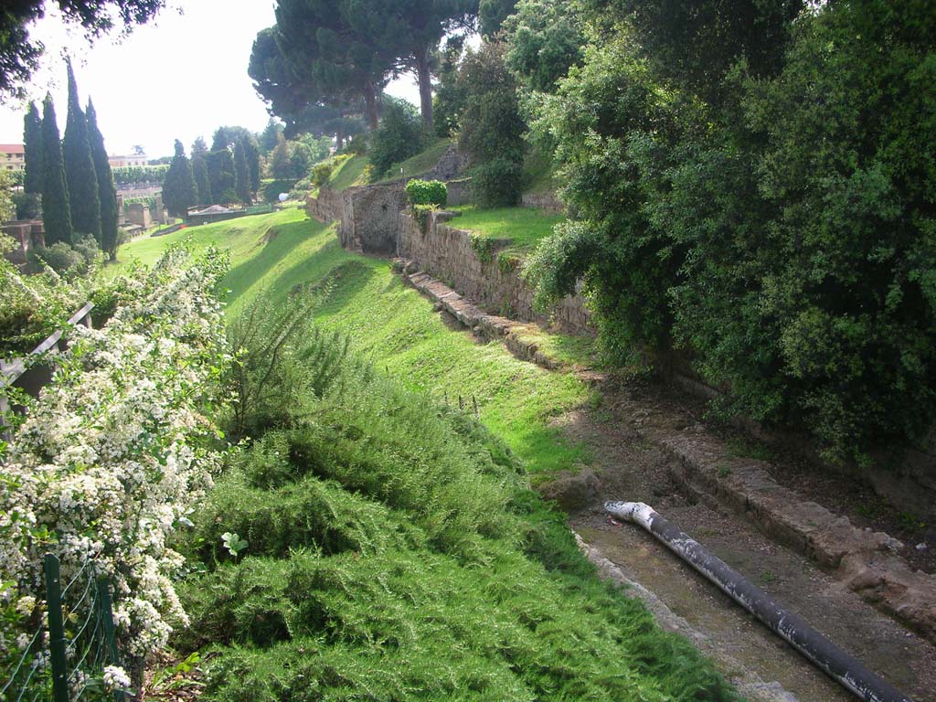 City Walls on south side of Pompeii. May 2010. 
Looking west from near Amphitheatre, entrance to site, along Walls towards Tower III, in centre. Photo courtesy of Ivo van der Graaff.
