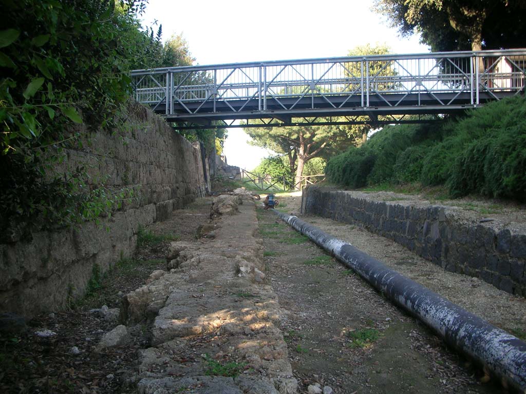 City Walls on south side of Pompeii. May 2010. 
Looking east along etail of City Walls, towards Tower IV, centre distance. Photo courtesy of Ivo van der Graaff.
