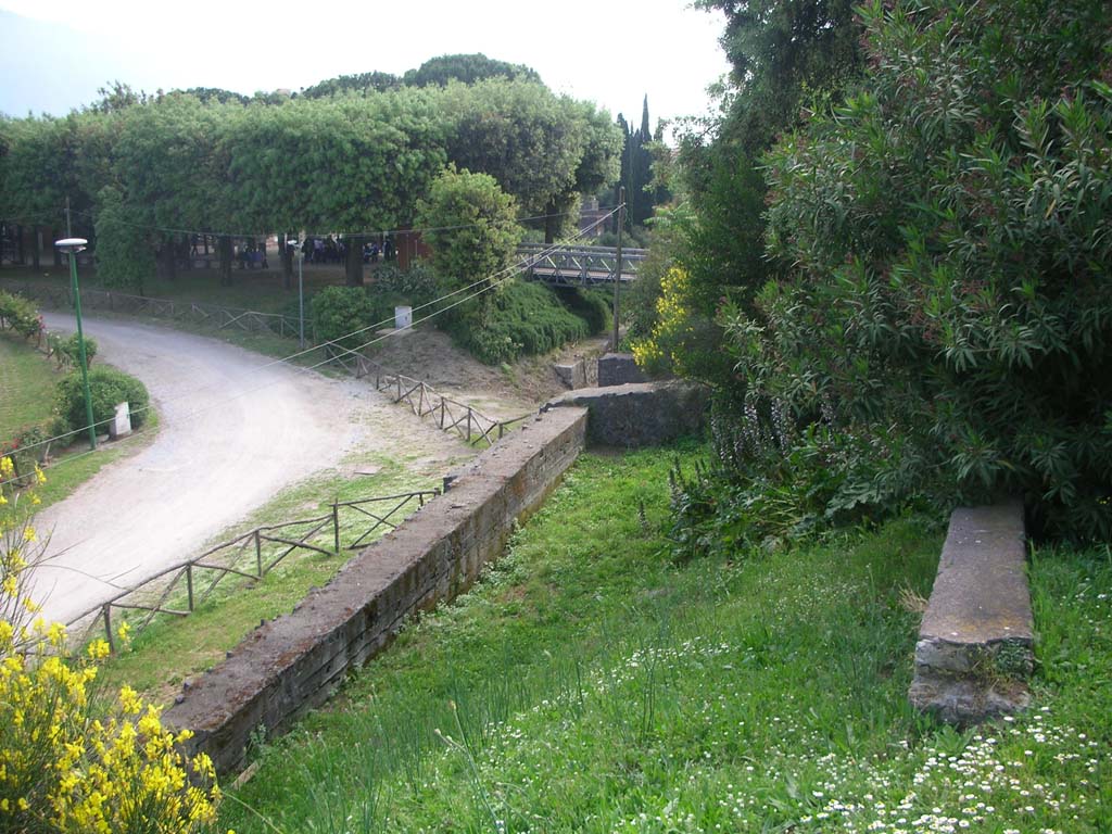 Walls on south side, Pompeii. May 2010.
Looking west from Tower IV towards Piazza Anfiteatro, with pedestrian bridge towards Piazzale Anfiteatro. Photo courtesy of Ivo van der Graaff.
