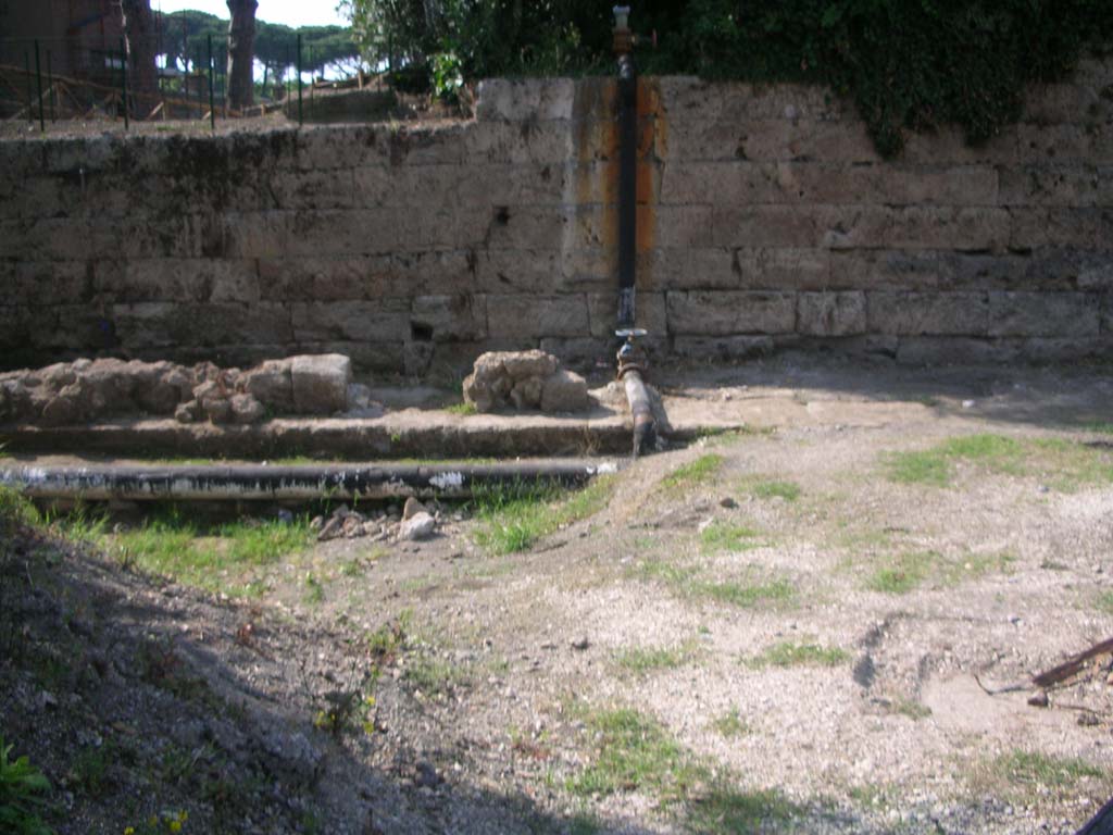 Walls on south side of City, Pompeii. May 2010. Looking north towards Wall on west side of Tower IV. Photo courtesy of Ivo van der Graaff.