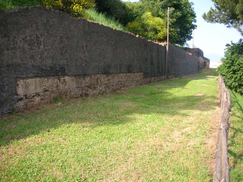 Walls on south side of City, Pompeii. May 2010. Looking east along Walls towards Tower V. Photo courtesy of Ivo van der Graaff.