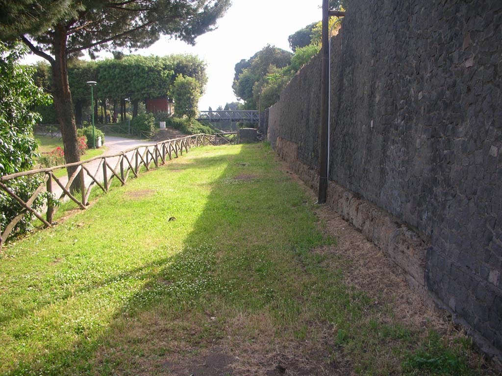 Walls on south side of City, Pompeii. May 2010. Looking west along Walls towards Tower IV. Photo courtesy of Ivo van der Graaff.

