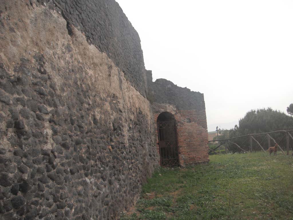 Walls near Tower V, Pompeii. May 2011. Looking along wall on west side of doorway. Photo courtesy of Ivo van der Graaff.