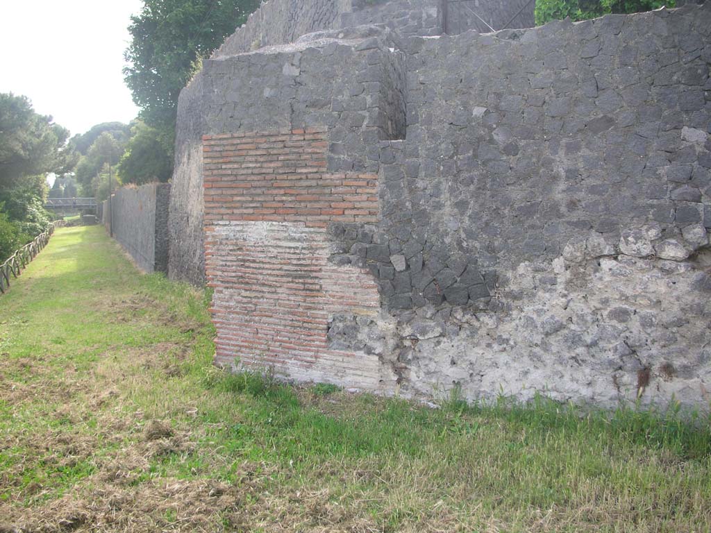 Tower V, and City Walls on south side of Pompeii. May 2010. Looking west along walls. Photo courtesy of Ivo van der Graaff.