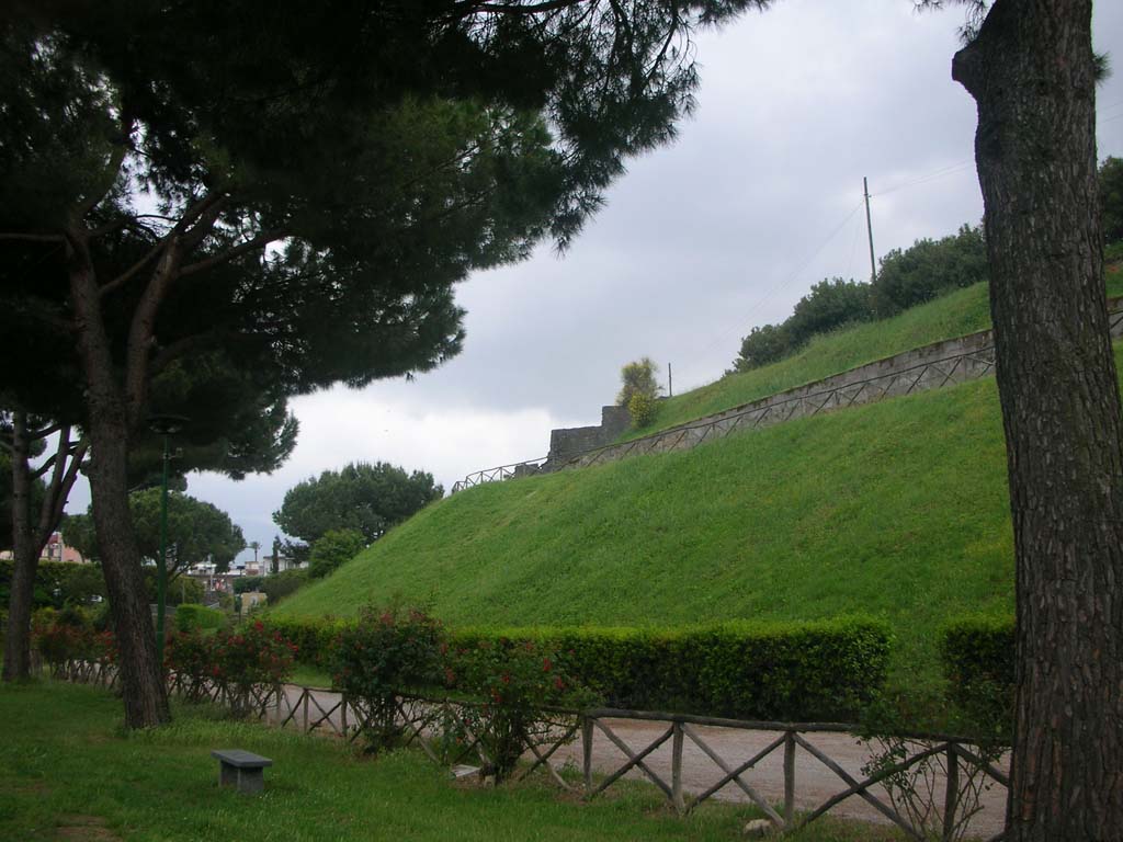City Walls on east side of Pompeii. May 2010. Looking south towards Tower V. Photo courtesy of Ivo van der Graaff.