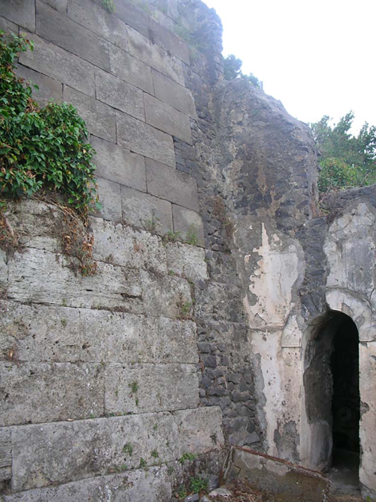 Walls on the east side of Pompeii, May 2010. 
Detail of wall at junction with south side of Tower VI. Photo courtesy of Ivo van der Graaff.
