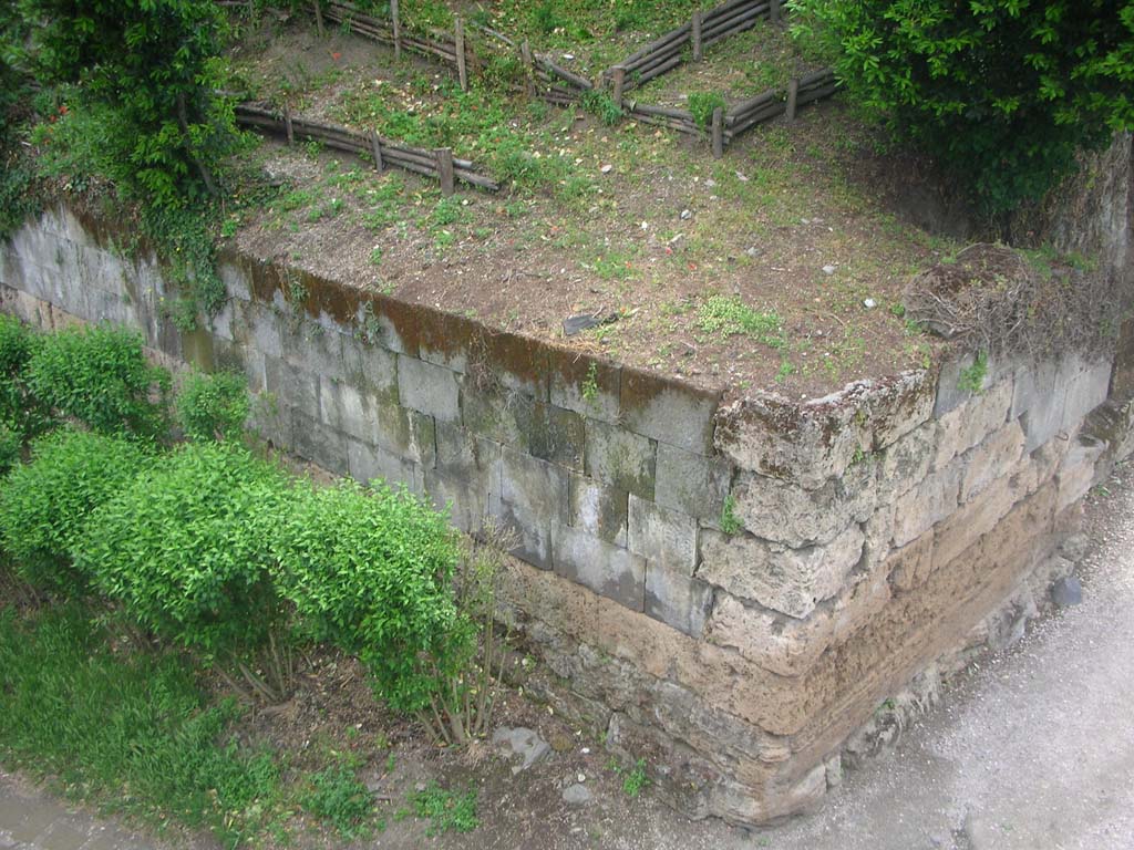 City Walls on south side of Sarno gate, Pompeii. May 2010. South-east corner. Photo courtesy of Ivo van der Graaff.