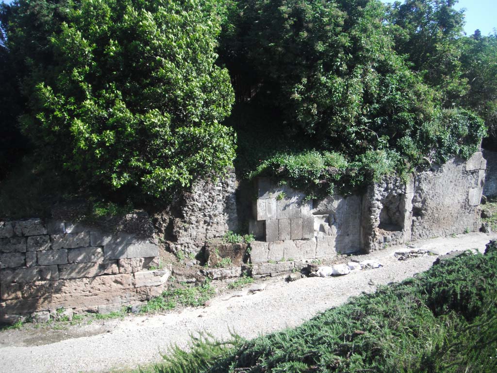City Walls and Sarno Gate, Pompeii. May 2010. Looking west along south side. Photo courtesy of Ivo van der Graaff.