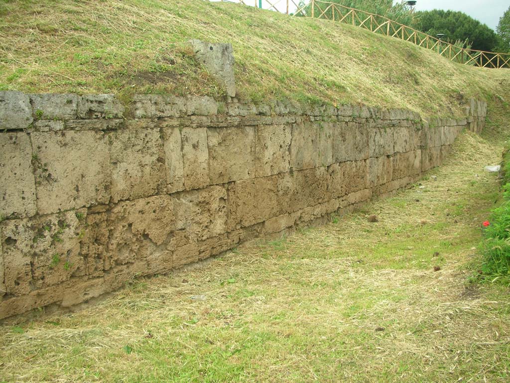 City Walls on north side of Pompeii, east side of Vesuvian Gate, May 2010. Looking east. Photo courtesy of Ivo van der Graaff.