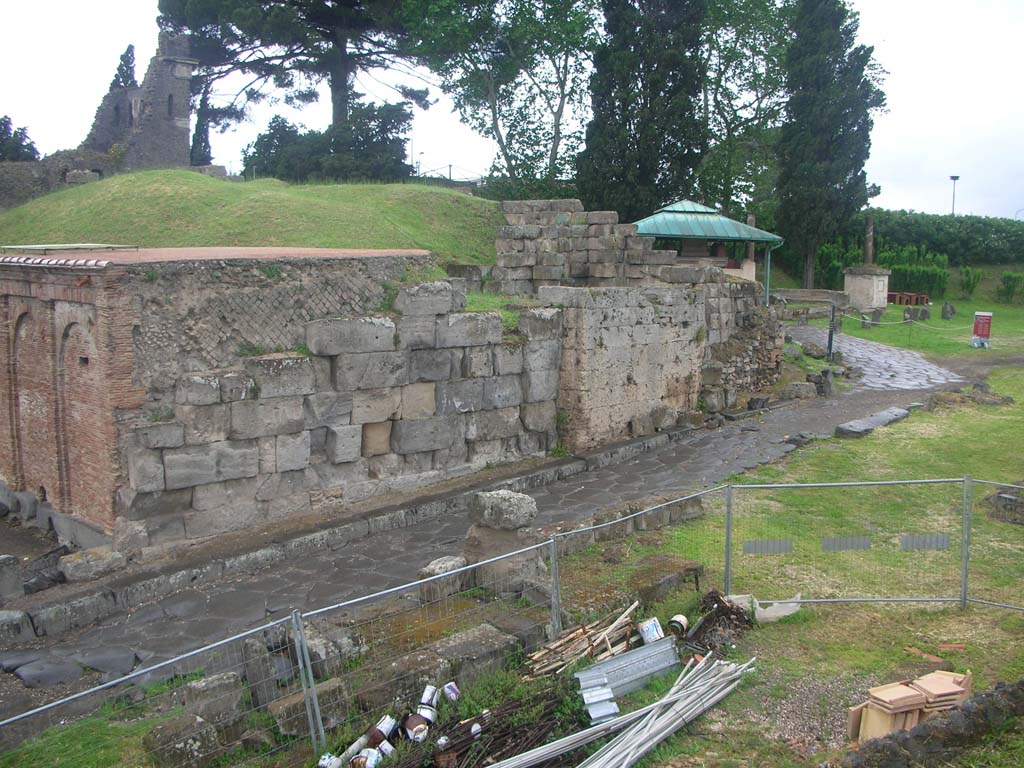 West side of Vesuvian Gate, Pompeii. May 2010. Tower X, upper left, City Wall, right of centre. Photo courtesy of Ivo van der Graaff.

