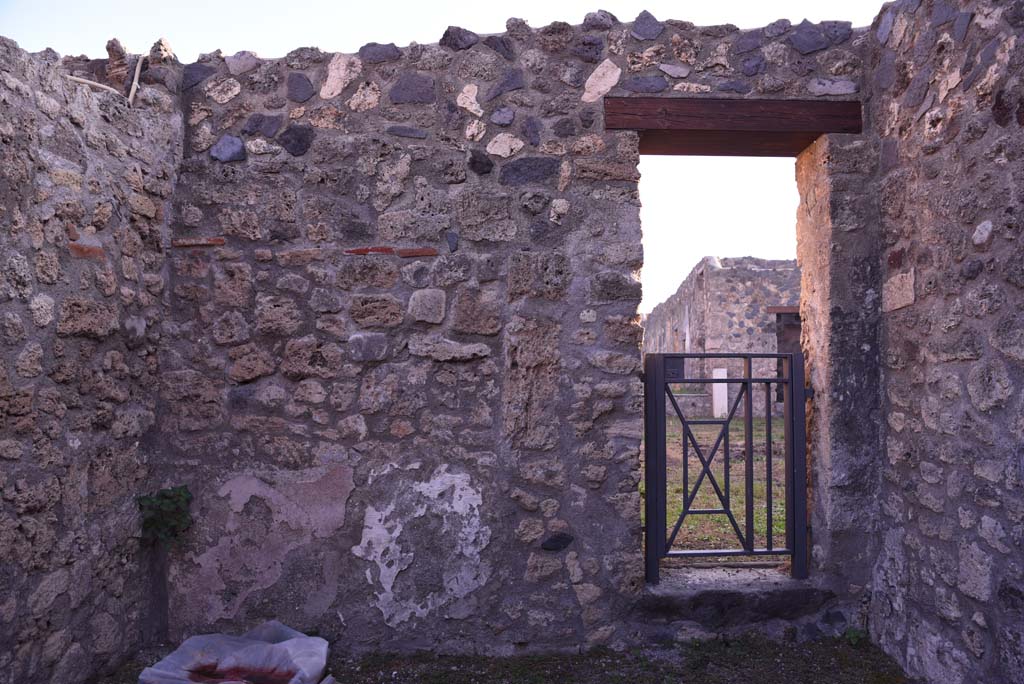 I.4.6 Pompeii. October 2019. Rear room, east wall with doorway into I.4.5.
Foto Tobias Busen, ERC Grant 681269 DCOR.
