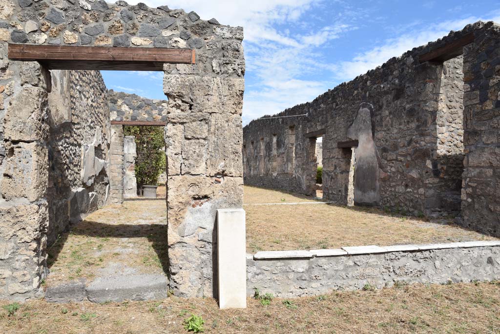 I.4.25/1.4.5 Pompeii. Corridor 15, on left, leading east towards Middle Peristyle 17 in north wall of ala 13.
Foto Tobias Busen, ERC Grant 681269 DCOR.
