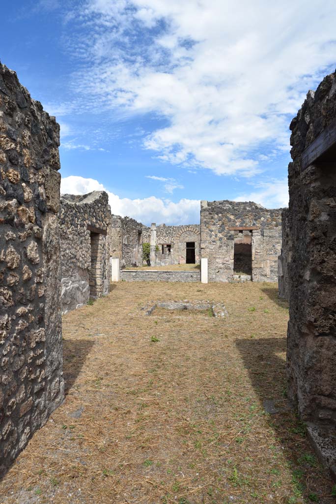 I.4.25/1.4.5 Pompeii. September 2020. Entrance corridor/fauces 3, looking east across atrium 6.
Foto Tobias Busen, ERC Grant 681269 DCOR.

