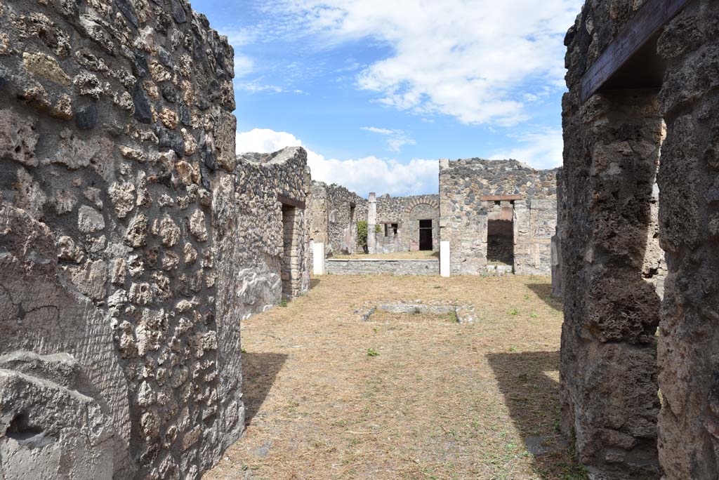 I.4.25/1.4.5 Pompeii. September 2020. Atrium 6, looking east from entrance corridor.
Foto Tobias Busen, ERC Grant 681269 DCOR.
