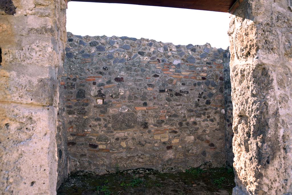 I.4.25/1.4.5 Pompeii. October 2019. Cubiculum 8, looking south through entrance doorway.
Foto Tobias Busen, ERC Grant 681269 DCOR.
