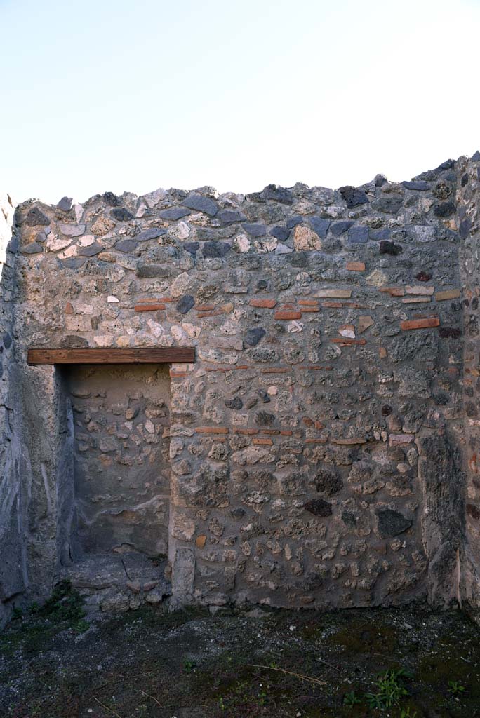 I.4.25/1.4.5 Pompeii. October 2019. Cubiculum 8, looking towards east wall.
Foto Tobias Busen, ERC Grant 681269 DCOR.
