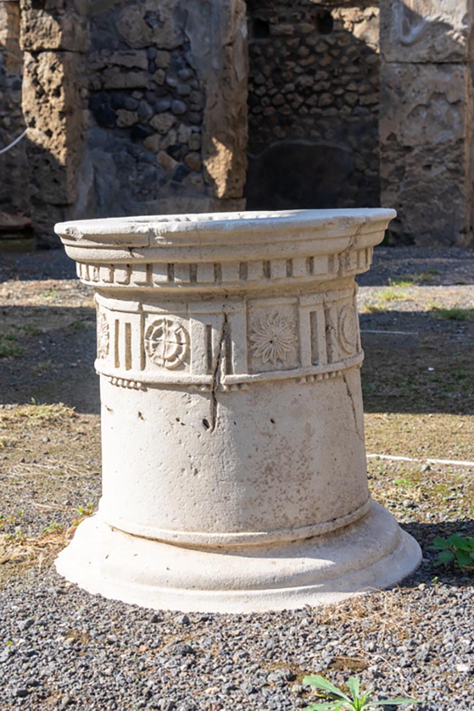 I.4.25 Pompeii. September 2019. Room 47, detail of puteal in atrium.
Foto Tobias Busen, ERC Grant 681269 DCOR.
