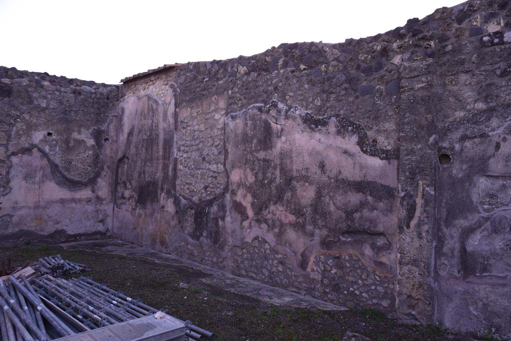 I.4.25 Pompeii. December 2004. Room 35, south wall of exedra near lower peristyle 32.
