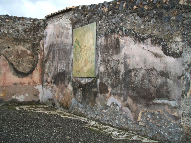 I.4.25 Pompeii. Pre-1943. Room 35, south wall of exedra.
“X” marks the spot where the painting of Bacchus discovering the abandoned Ariadne was found.
The recess remains after the painting was removed and transferred to the museum.
See Warscher, T. 1942. Catalogo illustrato degli affreschi del Museo Nazionale di Napoli. Sala LXXXII. Vol.4. Rome, Swedish Institute

