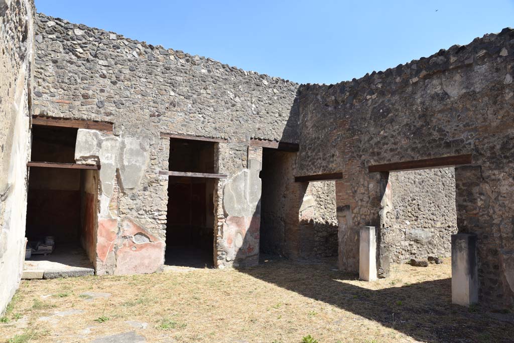 I.4.25 Pompeii. September 2020. Room 21, east wall with doorway to room 23 in centre, and south-east corner.
Foto Tobias Busen, ERC Grant 681269 DCOR.
