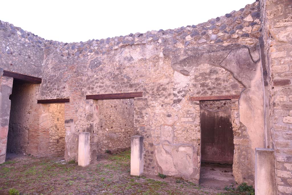 I.4.25 Pompeii. October 2019. Room 21, south-east corner, with doorway on left to room 24.
On the south wall are the doorways to Corridor 25, room 30, and an unnumbered room next to room 30. 
Foto Tobias Busen, ERC Grant 681269 DCOR.
