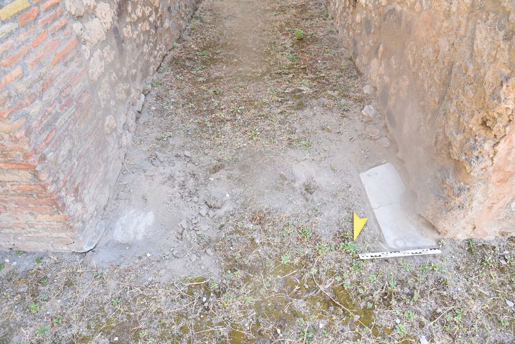 I.4.25 Pompeii. September 2020. Room 25, looking south towards detail of doorway threshold. 
Foto Tobias Busen, ERC Grant 681269 DCOR.
