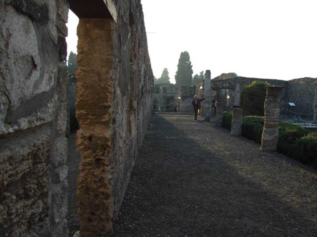 I.4.25 Pompeii. December 2007. Middle peristyle 17, looking west along south side towards room 14, tablinum.