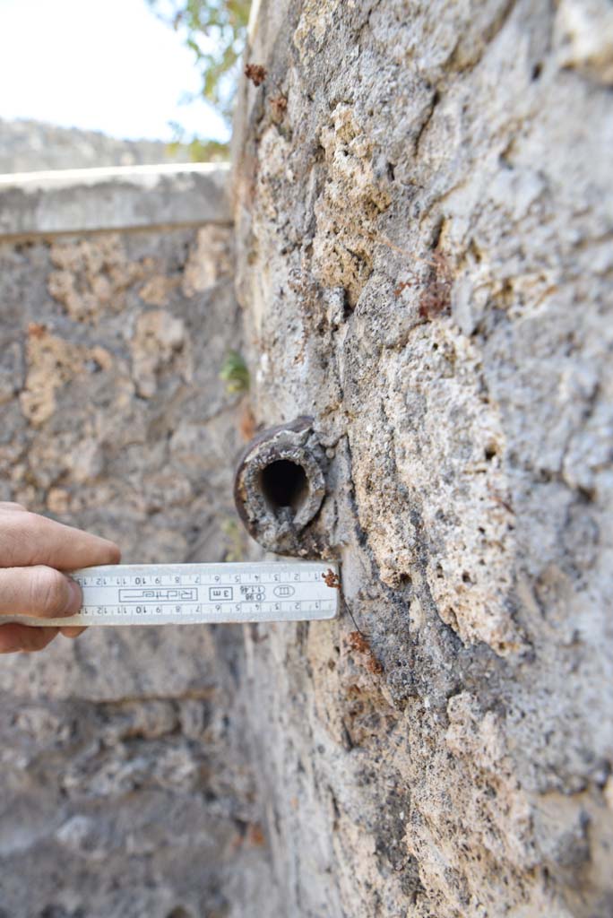 I.4.25 Pompeii. September 2020. Middle Peristyle 17, end of lead pipe on rear east wall of pool.     
Foto Tobias Busen, ERC Grant 681269 DÉCOR
