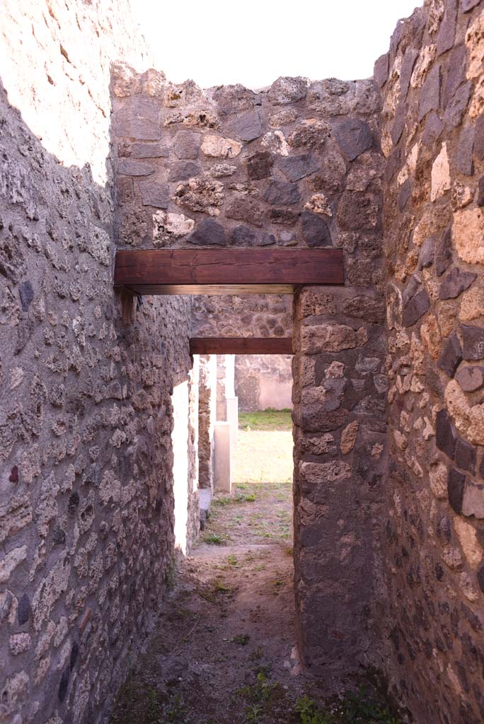 I.4.25/I.4.5 Pompeii. October 2019. 
Looking south in Corridor 13A, or unnumbered corridor, with doorway to Tepidarium 40, on right.
Foto Tobias Busen, ERC Grant 681269 DCOR.

