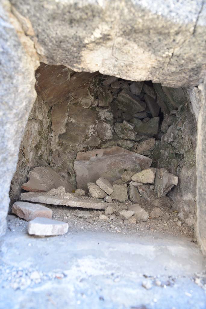 I.4.25/I.4.5 Pompeii. September 2020. Kitchen 42, looking south inside of oven.
Foto Tobias Busen, ERC Grant 681269 DCOR.
