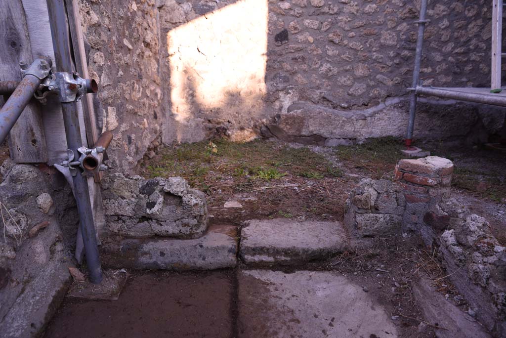 I.4.25/I.4.5 Pompeii. October 2019. Atriolo 43, looking towards small north wall around impluvium.
Foto Tobias Busen, ERC Grant 681269 DCOR.

