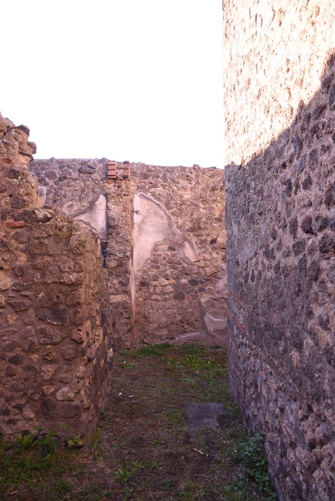 I.4.25 Pompeii. October 2019. Room 62, looking south through doorway into room 61.
Foto Tobias Busen, ERC Grant 681269 DCOR.
