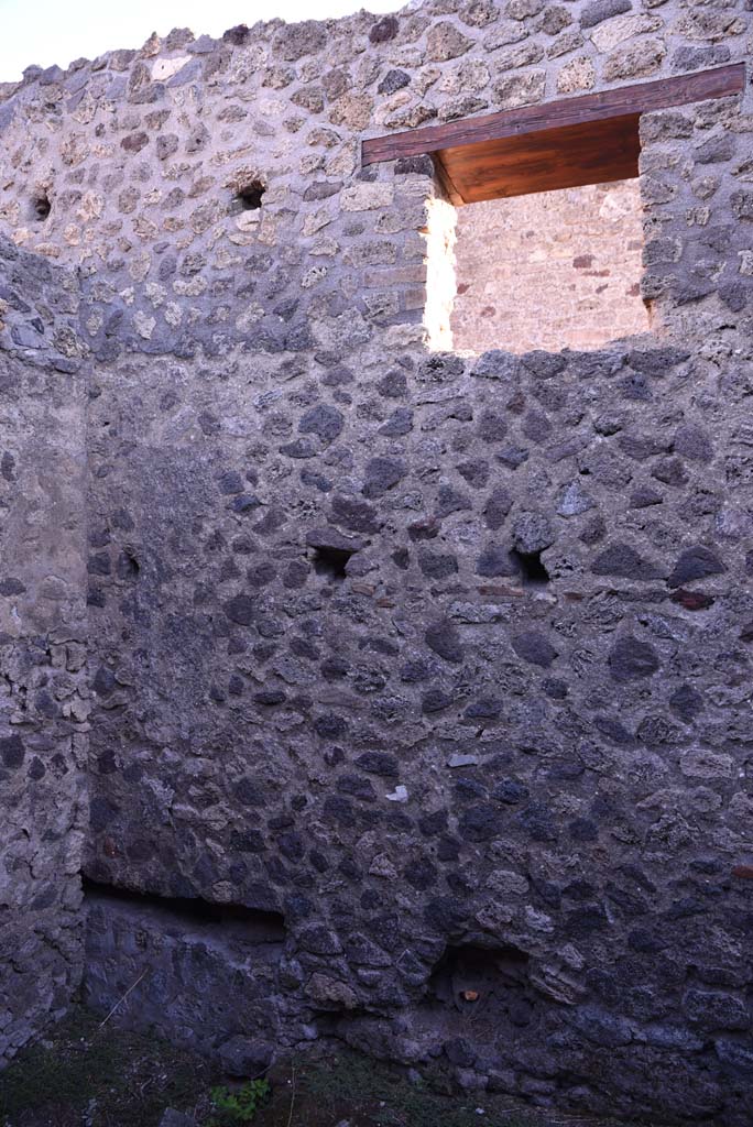 I.4.25 Pompeii. October 2019. Room 64, north-east corner and east wall with window.
Foto Tobias Busen, ERC Grant 681269 DCOR.
