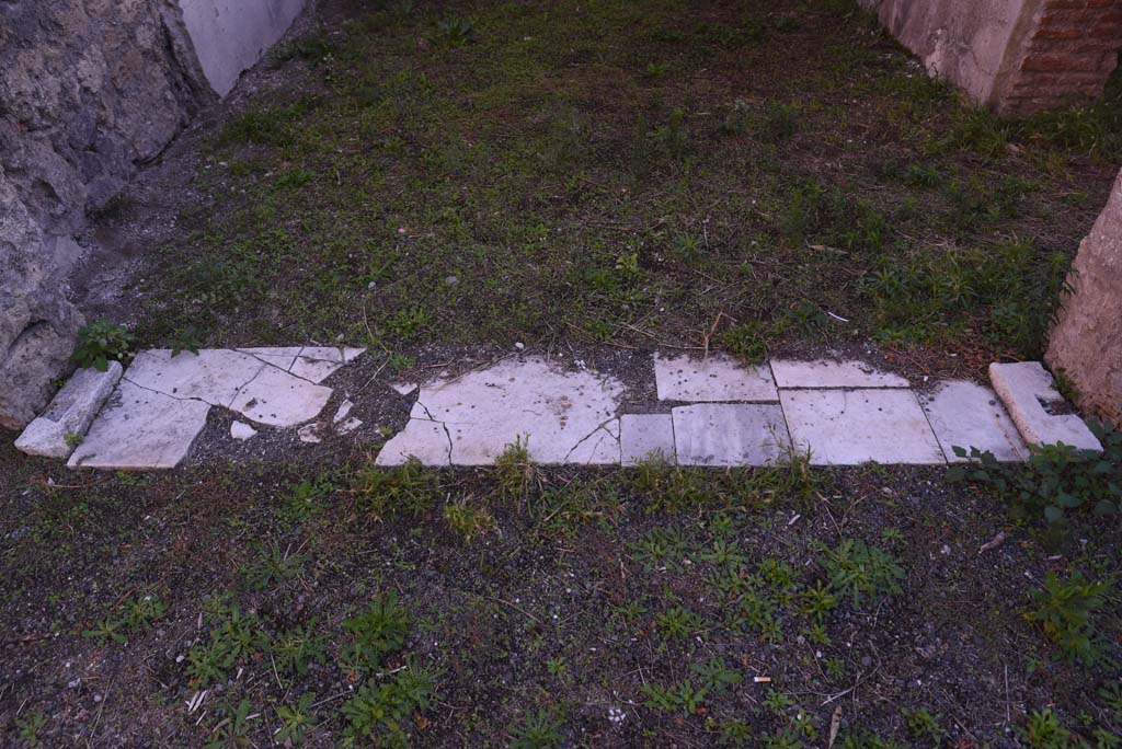 I.4.25 Pompeii. October 2019. Room 58, entrance threshold or sill, looking east.
Foto Tobias Busen, ERC Grant 681269 DÉCOR.
