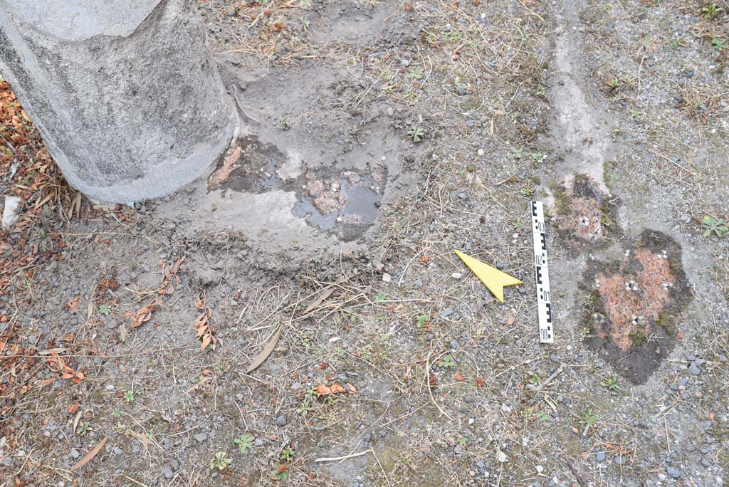 I.4.25 Pompeii. September 2020. Upper Peristyle 56, detail of column and base and flooring.
Foto Tobias Busen, ERC Grant 681269 DCOR
