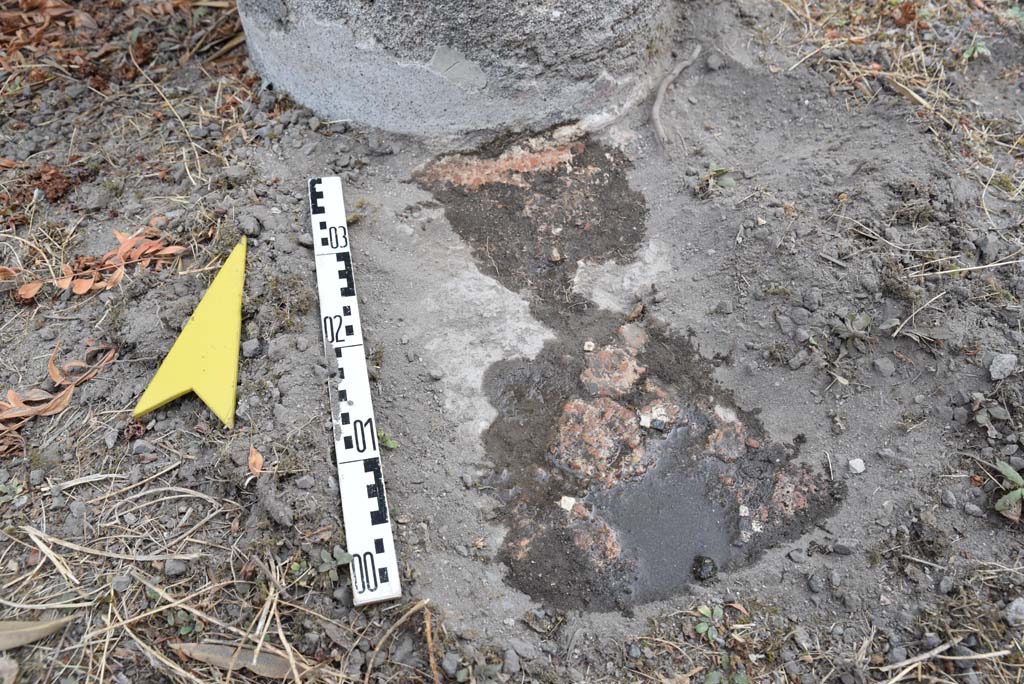 I.4.25 Pompeii. September 2020. Upper Peristyle 56, detail from base of column.
Foto Tobias Busen, ERC Grant 681269 DCOR
