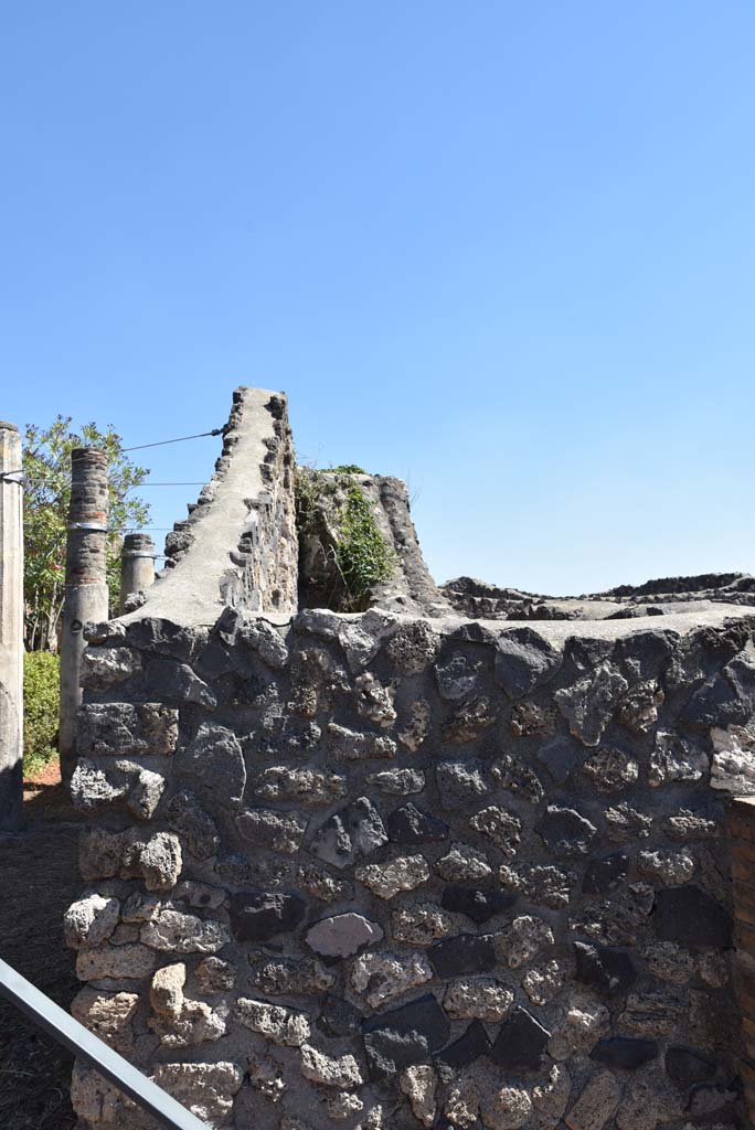 I.4.25 Pompeii. September 2020. 
Upper Peristyle 56, detail of wall on east side of steps from south portico. 
Foto Tobias Busen, ERC Grant 681269 DCOR
